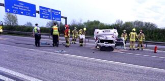 Der Wagen blieb nach dem Überschlag auf dem Dach liegen. Foto: FW Ratingen