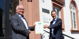 Bürgermeister Christoph Schultz(r.)und der Vorsitzende der Fairtrade-Steuerungsgruppe Andreas Kuchenbecker (l.) freuen sich über die Auszeichnung. Foto: Stadt Erkrath