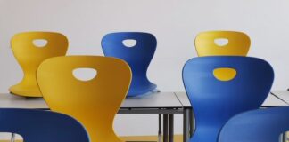 Stühle sind auf den Schultischen hochgestellt. Foto: pixabay/symbolbild