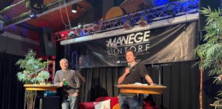 Proben für das „Superquiz“: Johannes Treudt (Leiter des Jugendzentrums, links) und Manege-Mitarbeiter Maik Dubbert. Foto: Stadt Ratingen