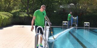 Die letzten Vorbereitungen laufen, bald startet das Angerbad in die Freiluftbadesaison. Foto: Stadtwerke Ratingen
