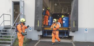 Unter Atemschutz und in Spezialkleidung waren die Feuerwehrleute im Einsatz. Foto: Feuerwehr Ratingen