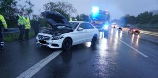 Das Auto stieß mit einem Schwertransporter zusammen. Foto: Feuerwehr Ratingen