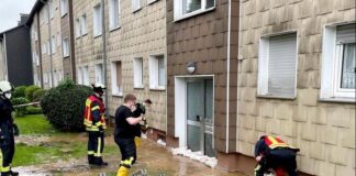 Am Dienstagabend rückte die Feuerwehr zur Straße Am Zaunbusch aus, um vollgelaufene Keller auszupumpen. Foto: Feuerwehr Mettmann
