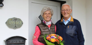 Vera und Peter Graack mit den bunten Blumengrüßen zur Diamantenen Hochzeit von Bürgermeister Christoph Schultz. Foto: Stadt Erkrath
