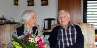 Ursula und Johann Schmitt freuten sich über die Glückwünsche von Bürgermeister Christoph Schultz zur Eisernen Hochzeit. Foto: Stadt Erkrath