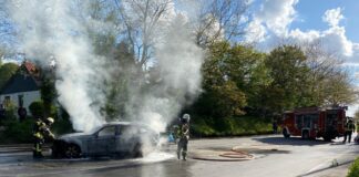 Die Feuerwehr rückten wegen des Autobrandes an die Max-Planck-Straße aus. Foto: Stadt Erkrath