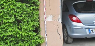 In einer Höhe zwischen 78 und 115 cm prallte das Fahrzeug gegen die Garage. Foto: Polizei