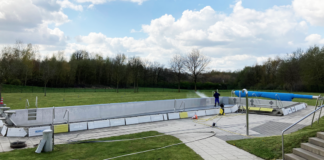 Der Außenbereich wird den Start in die Freibadsaison vorbereitet - wann der Startschuss fällt, ist allerdings unklar. Foto: Stadtwerke Erkrath