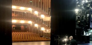 Die einzelnen Kapitel wurden im Opernhaus aufgenommen und durch die Tonabteilung der Wuppertaler Bühnen mit Musik und Geräuschen wie ein Hörbuch aufbereitet. Foto: Schauspiel Wuppertal