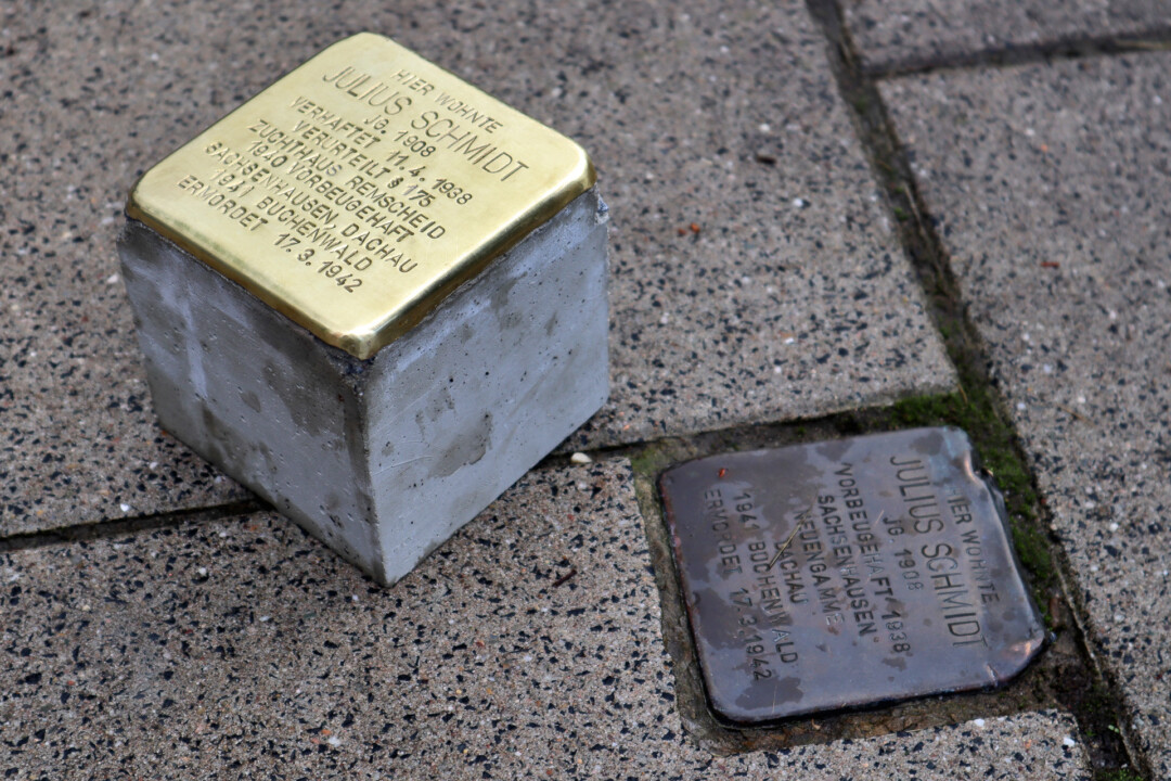 Der im Jahr 2012 eingbaute Stolperstein war beschädigt und ist jetzt durch einen neuen ersetzt worden. Foto: Glittenberg
