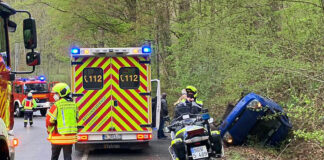 Der blaue Fiesta landete am Fahrbahnrand auf dem Dach. Foto: Feuerwehr Heiligenhaus