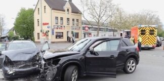 Auf der Kreuzung prallten die Autos frontal zusammen. Foto: Polizei