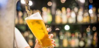 Ein Bier wird gezapft. Foto: pixabay