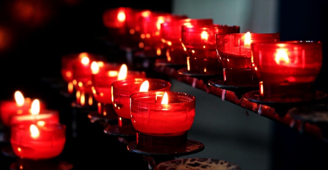 Kerzen in einer Kirche. Foto: pixabay
