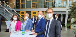 Landtagsabgeordnete Claudia Schlottmann, Martin Sträßer (links) und Dr. Christian Untrieser (rechts) im Verkehrsministerium bei der Übergabe von Zuwendungsbescheiden für barrierefreie Haltestellen. Fotorechte: Martin Sträßer MdL