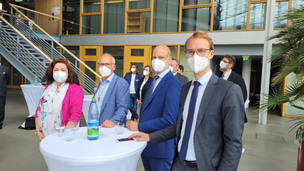 Landtagsabgeordnete Claudia Schlottmann, Martin Sträßer (links) und Dr. Christian Untrieser (rechts) im Verkehrsministerium bei der Übergabe von Zuwendungsbescheiden für barrierefreie Haltestellen. Fotorechte: Martin Sträßer MdL Landtagsabgeordnete Claudia Schlottmann, Martin Sträßer (links) und Dr. Christian Untrieser (rechts) im Verkehrsministerium bei der Übergabe von Zuwendungsbescheiden für barrierefreie Haltestellen. Fotorechte: Martin Sträßer MdL