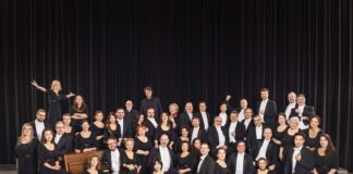 Ein Gruppenfoto des Essener Aalto-Opernchors. Foto: Volker Wiciok/TUP