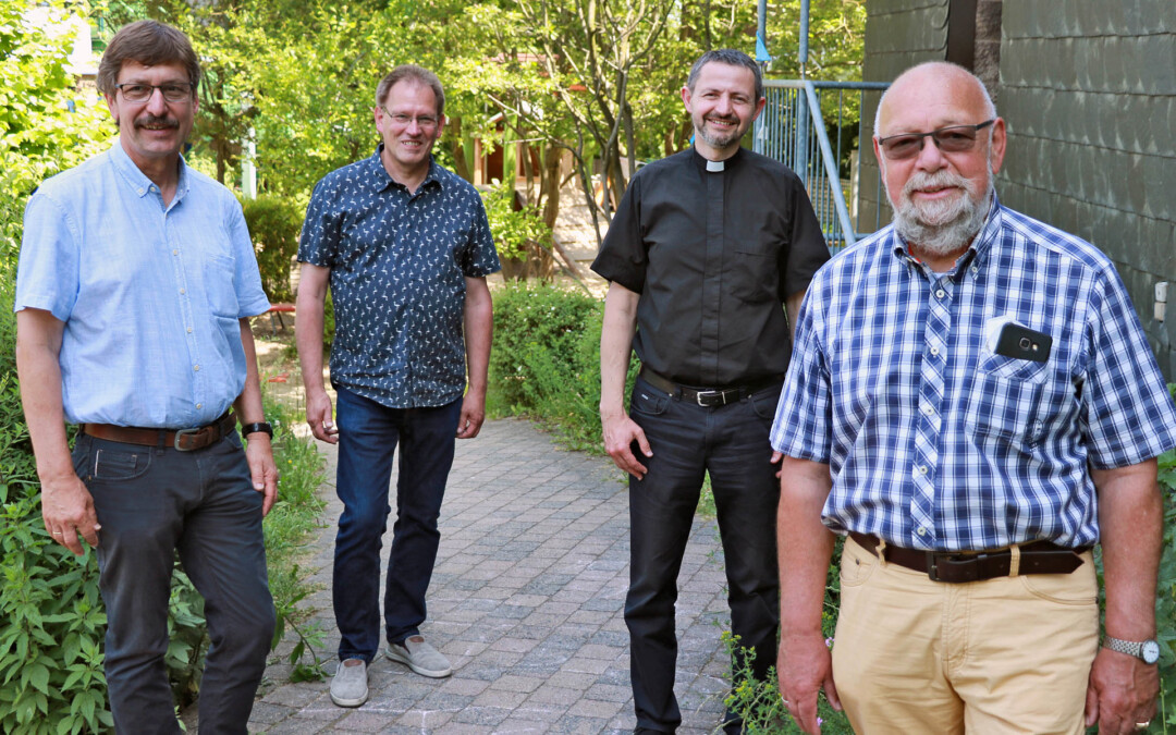 Vorstandsmitglieder des neuen Fördervereins für Caritas-Arbeit sind (v.l.): Michael Esser, Reinhold Keppeler, Pfarrer Nicola Nuszer und Heinz-Peter Schreven. Foto: privat