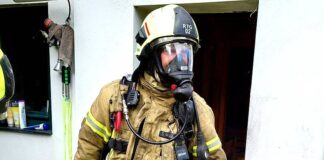 Unter Atemschutz drangen die Wehrleute zum Brandort vor. Foto: FW Ratingen