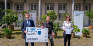 Freuen sich über die erste Auszeichnung der Stadt Erkrath mit dem European Energy Award (v.l.n.r.): Bürgermeister Christoph Schultz, Christan Kuylaars, Sachgebietsleiter Umwelt/Abfallwirtschaft und Klimaschutzmanagerin Lena Brümmer. Foto: EnergieAgentur.NRW, Thomas Mohn Fotografie