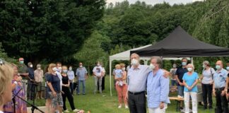 Zahlreiche Gäste verabschiedeten Pastor Diethelm Bedenbender in den Ruhestand. Foto: FeG Wülfrath