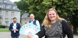 Dr. Linda Brücher, Bürgermeister Dirk Lukrafka und der der Vorsitzende des Betriebsausschusses, Shamail Arshad (l.), blicken dem Kultur-Neustart mit Freude entgegen. Foto: Volkmann