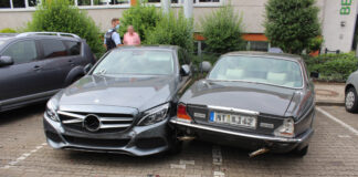Unter anderem ein Jaguar und ein Mercedes wurden bei dem Unfall beschädigt. Foto: Polizei