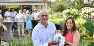 Amtsübergabe bei den Lions: Martin Bürgener mit seiner Nachfolgerin im Amt, Susan Krieger. Foto: Mathias Kehren