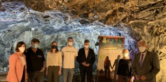 Freue sich auf den Start des Theaterfestivals: Dr. Barbara Bußkamp (Leitung Amt für Kultur und Tourismus), Klaus Stachuletz alias Dr. Mojo, Janina Felchner (Projektleitung Neanderland Biennale), Jan Schmidt (Moderation beim Neanderland Slam), Kreisdirektor Martin M. Richter, Veronika Weber (Projektassistenz Neanderland Biennale), Landrat Thomas Hendele. Foto: Kreis Mettmann