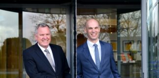 Bislang haben sie im Team zusammengearbeitet. Jetzt übernimmt Mathias Prestenbach (r.) die Leitung des Private Bankings der Volksbank im Bergischen Land von Uwe Schmidt, der in den Ruhestand tritt. Foto: Volksbank/Bettina Osswald