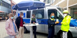 Vor der Stadtgalerie in Langenfeld ließen sich viele Bürgerinnen und Bürger zur Verkehrssicherheit beraten. Foto: Polizei