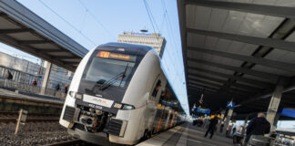 Ein Zug fährt in einen Bahnhof ein. Foto: VRR