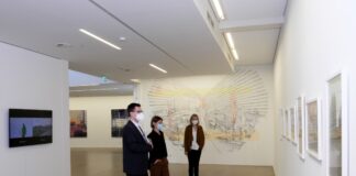 Besuch im Museum Ratingen: Kulturdezernent Patrick Anders (l.) erkundete bereits die neue Sonderausstellung gemeinsam mit Anne Rodler (M.) und Wiebke Siever (r.). Foto: Stadt Ratingen