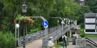 Die Slo-Brücke in Neviges muss saniert werden. Dafür wird der Überweg von der Fußgängerzone zum Parkhaus für rund zwei Wochen gesperrt. Foto: Mathias Kehren