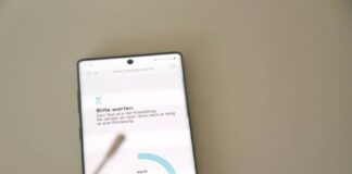 Die Idee der Gründer: Zu Hause unter Videoanleitung einen Corona-Test durchführen. Foto: Volkmann