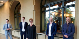 Sie freuen sich über die Anerkennung durch den Theaterpreis: Orchestermanager Dr. Benjamin Reissenberger, Geschäftsführer Dr. Daniel Siekhaus, Generalmusikdirektorin Julia Jones, Opernintendant Berthold Schneider und Schauspielintendant Thomas Braus. Foto: Wuppertaler Bühnen/Uwe Schinkel