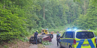 Am Dienstagabend verunfallte ein 20-Jähriger mit seinem Nissan 370Z auf der Essener Straße. Foto: Polizei