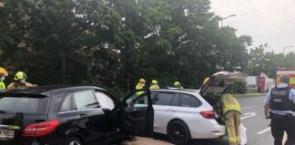 Zwei Autos kollidierten an der Kaiserswertherstraße; Feuerwehr und Polizei rückten aus. Foto: Feuerwehr Ratingen
