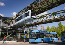 Eine Schwebebahn und ein Bus der WSW sind zu sehen. Foto: WSW/Stefan Tesche-Hasenbach