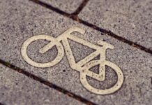 Ein Fahrradsymbol ist auf dem Boden zu sehen. Bild: pixabay/Symbolbild
