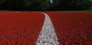 Ein Teil einer Tartanbahn ist zu sehen. Foto: Pixabay