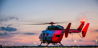 Die Polizei suchte auch per Hubschrauber nach den Verdächtigen. Symbolbild: Polizei