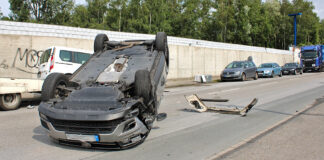 Der VW blieb nach dem Überschlag auf dem Dach liegen. Foto: Polizei Essen