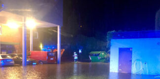 Das überflutete Gelände eines Altenheims. Foto: Feuerwehr Mettmann