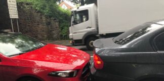 Ein Lastwagen konnte auf der regennassen Fahrbahn nicht Bremsen, wodurch es zu einem Auffahrunfall mit drei weiteren Fahrzeugen kam. Foto: Polizei