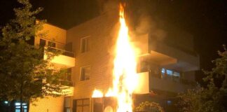 Vor dem Friseursalon brannten zunächst Holzpaletten. Das Feuer griff auf die Fassade des Hauses über. Foto: Polizei