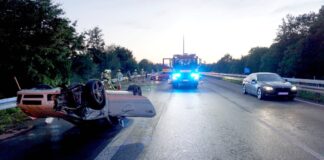 Eines der Fahrzeuge hatte sich überschlagen. Foto: Feuerwehr Ratingen