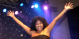 Deborah Woodson trägt Soul, Blues und Gospel aus Georgia im Herzen. Mit ihrer kraftvollen Stimme und ihrem faszinierenden Charme zieht sie das Publikum sofort in ihren Bann. Foto: Günther Heck