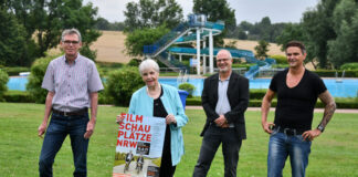 Die NRW-Filmschauplätze machen Station im Heljensbad. Was es dazu zu wissen gibt, haben vorgestellt: Stadtwerke-Chef Michael Scheidtmann, Ruth Ortlinhaus (Stadtmarketing-Arbeitskreis Kultur), André Saar (Stadtmarketing) und Badleiter Holger Brembeck. Foto: Mathias Kehren